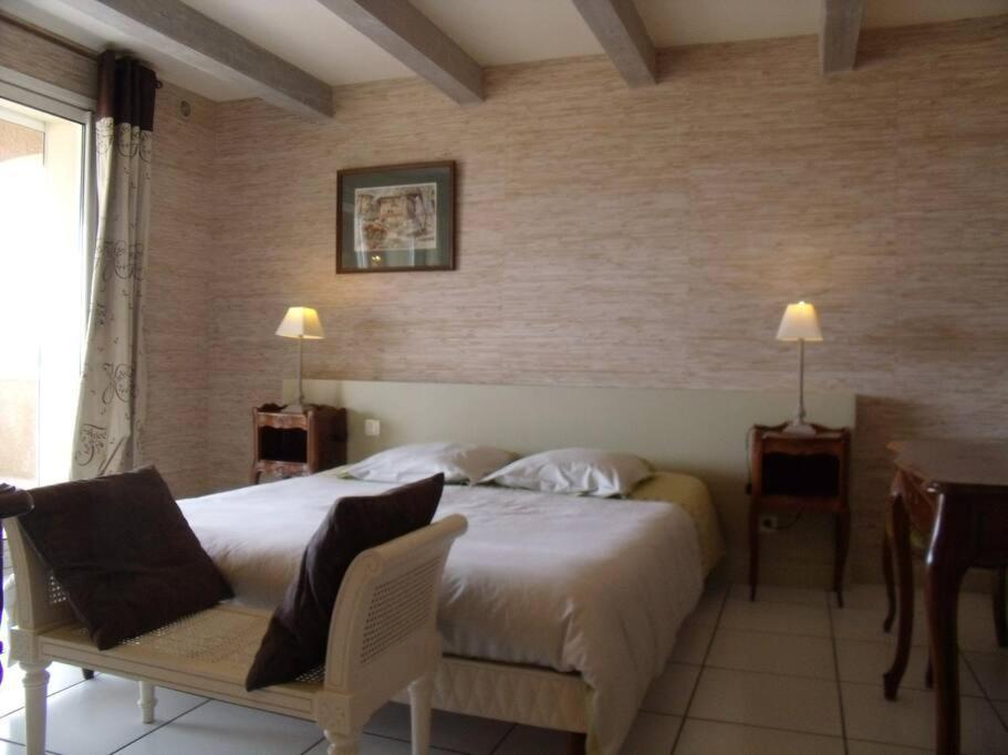 Gites En B&B Le Clos De La Cerise シャトーヌフ・デュ・パプ エクステリア 写真